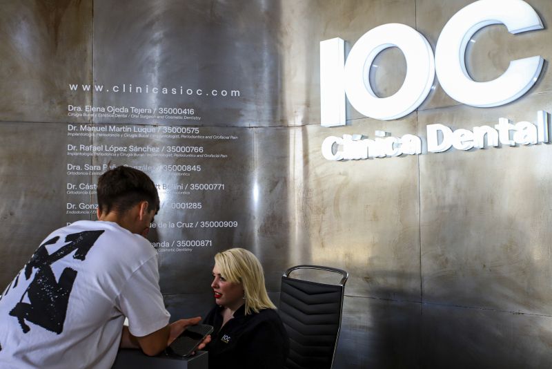 La U.D. Las Palmas visita IOC Clínica Dental | C.C. Alisios