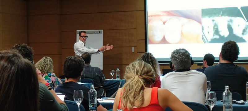 El Dr. Luca de Stavola mostró los secretos de la regeneración ósea y el manejo de tejidos blandos en este curso de IOC Academy [VÍDEO]